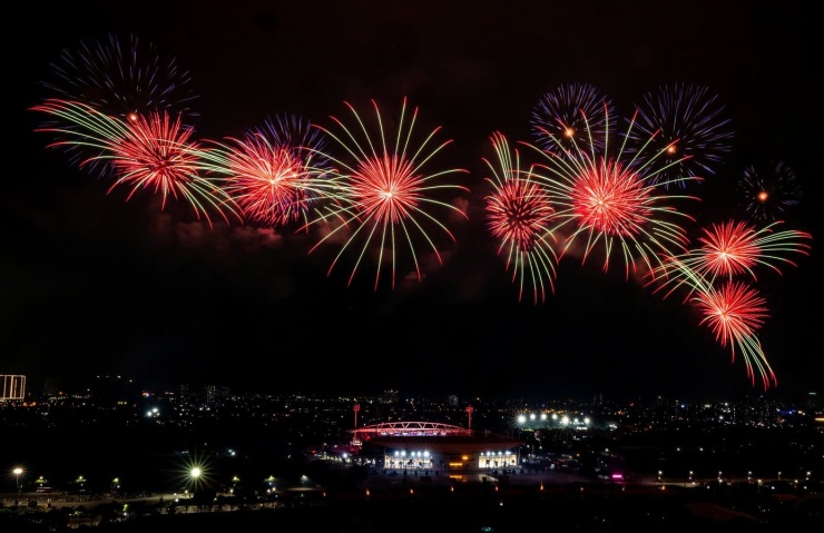 Tối 21/1, khu vực sân vận động Quốc gia Mỹ Đình và các tuyến đường lân cận thu hút đông đảo người dân tới theo dõi màn bắn thử pháo hoa trong khuôn khổ tổng duyệt chương trình nghệ thuật đặc biệt chào mừng thành công Đại hội Đại biểu toàn quốc lần thứ XIV của Đảng.