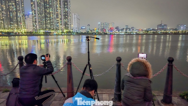 Từ sớm, nhiều người đã tập trung dọc đường Lê Đức Thọ, khu vực Cung thiếu nhi Hà Nội để tìm vị trí quan sát thuận lợi. Những loạt pháo được kích hoạt, thu hút sự chú ý của hàng nghìn người theo dõi trực tiếp.