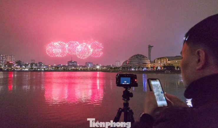 “Pháo bắn không lâu nhưng rất đẹp, màu sắc rõ và dày hơn hẳn những lần xem trước đây. Cả nhà tôi đứng xem mà ai cũng thấy háo hức, mong đến hôm bắn chính thức”, anh Nguyễn Duy Khánh (phường Tây Mỗ, Hà Nội) chia sẻ.