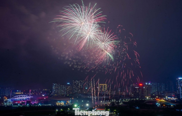 Cụ thể, tổng số pháo hoa được chuẩn bị lên tới gần 10.000 đơn vị, gồm khoảng 4.600 quả pháo hoa tầm cao, gấp gần 7 lần so với các sự kiện bắn pháo hoa thường niên tại Hà Nội; 950 giàn phun; hơn 4.400 ống pháo hoa hỏa thuật.