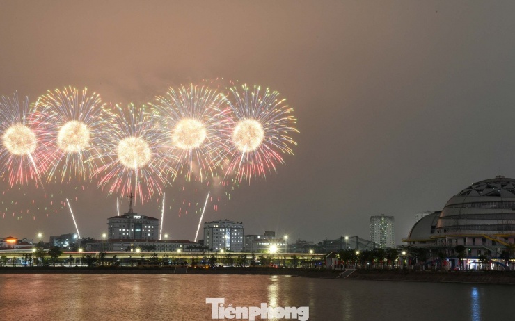 Màn pháo hoa là điểm nhấn của chương trình nghệ thuật đặc biệt “Dưới lá cờ vẻ vang của Đảng”, do UBND TP. Hà Nội phối hợp tổ chức, nhằm chào mừng thành công Đại hội Đại biểu toàn quốc lần thứ XIV của Đảng và kỷ niệm 96 năm Ngày thành lập Đảng Cộng sản Việt Nam. Chương trình diễn tại sân vận động quốc gia Mỹ Đình, trong ngày bế mạc Đại hội (23/1).