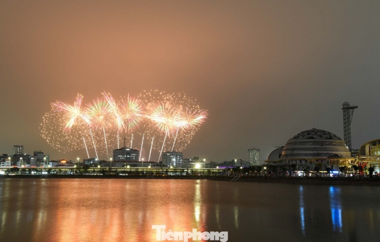 Trước đó, dịp Tết Dương lịch 2026, người dân Thủ đô lần đầu được thưởng thức pháo hoa hỏa thuật kết hợp pháo hoa tầm cao tại khu vực hồ Hoàn Kiếm, với quy mô 700 quả pháo hoa tầm cao mỗi điểm bắn.