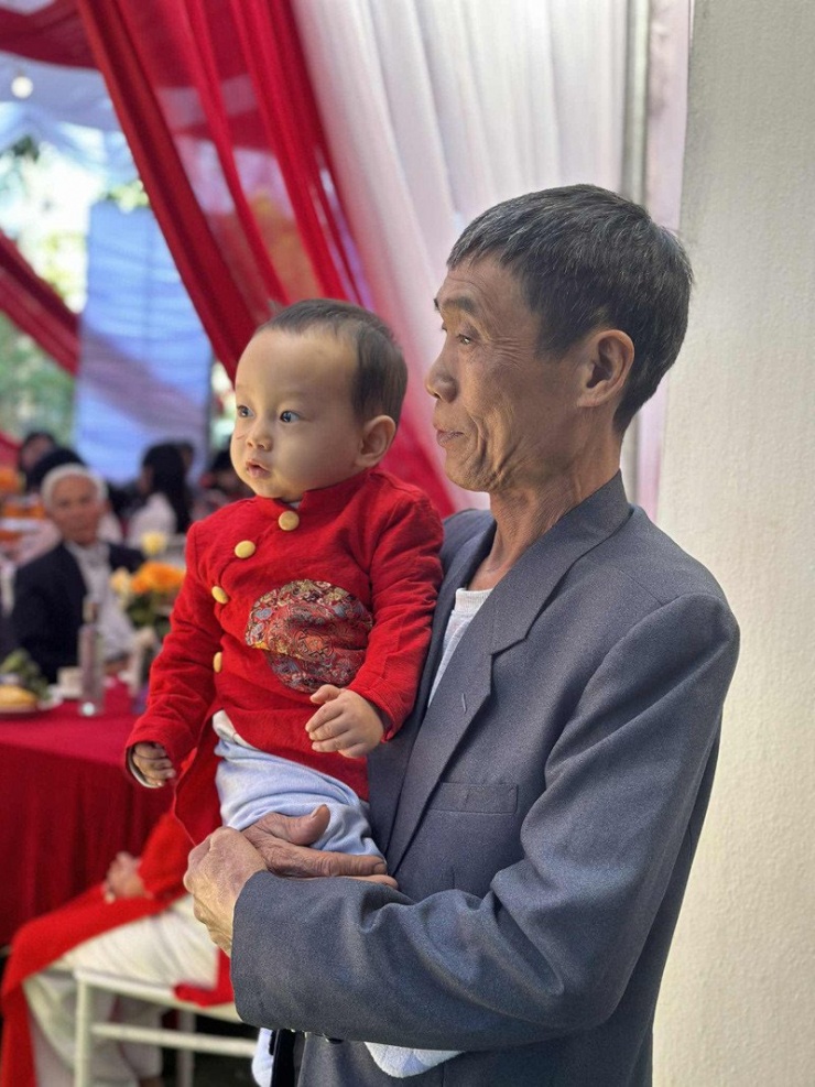 Ông Du - bố đẻ chị Dung bên cháu ngoại&nbsp;