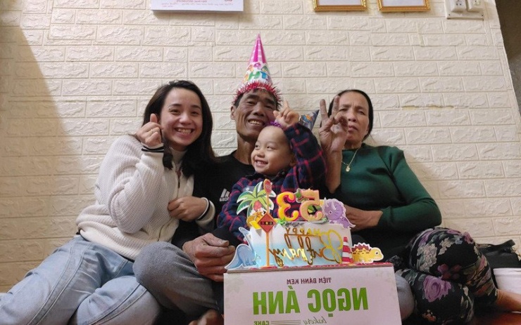 Chị Dung bên bố mẹ đẻ và con trai&nbsp;