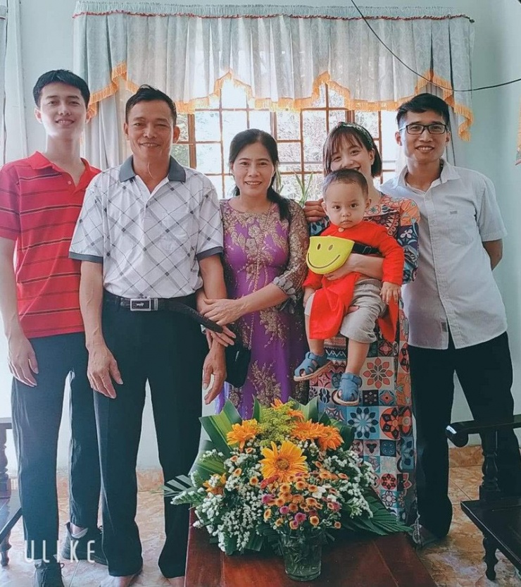 Vợ chồng chị Dung (ngoài cùng bên phải) bên gia đình nhà nội&nbsp;