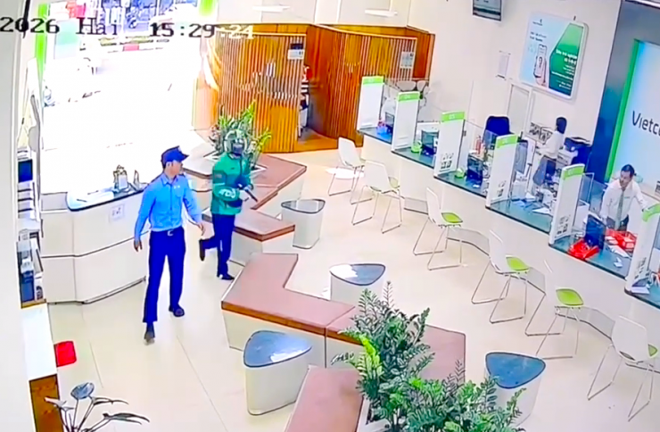 Hai đối tượng hành động dứt khoát, chuyên nghiệp.