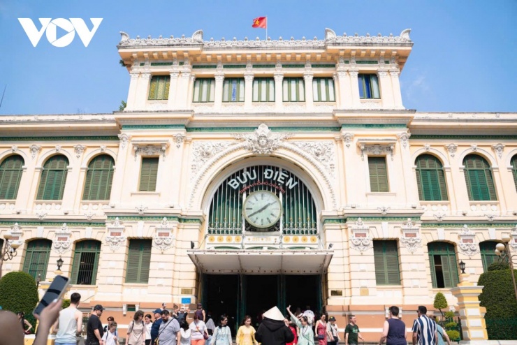 Bưu điện Trung tâm Sài Gòn là một trong những công trình kiến trúc cổ điển nổi bật nhất tại Việt Nam, biểu tượng cho sự giao thoa văn hóa và lịch sử giữa Việt Nam và Pháp. Tọa lạc tại số 2 Công xã Paris, phường Sài Gòn, công trình này không chỉ phục vụ chức năng bưu chính mà còn là một điểm tham quan lịch sử và văn hóa quan trọng.