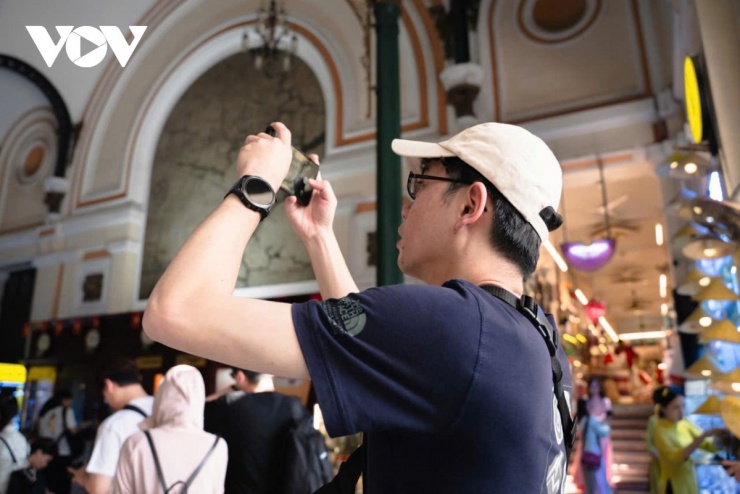 Năm 1860, sau khi chiếm đóng Gia Định, Pháp đã khẩn trương tiến hành xây dựng Sở Dây thép Sài Gòn (hay còn gọi là Bưu điện Sài Gòn) nhằm thiết lập hệ thống thông tin liên lạc, do kiến trúc sư người Pháp Gustave Eiffel thiết kế. Đến năm 1863, Bưu điện thành phố chính thức khánh thành. Năm 1864, những lá thư đầu tiên dán “con cò” - cách gọi tem của người dân thời bấy giờ đã được phát hành và gửi đi khắp nơi, cả trong và ngoài nước. Do nhu cầu của người dân tăng cao, Bưu điện được xây dựng lại từ năm 1886 theo thiết kế của kiến trúc sư Auguste Vildieu và trợ lý Foulhoux. Năm 1891, trụ sở mới của Bưu điện Trung tâm thành phố chính thức đi vào hoạt động.