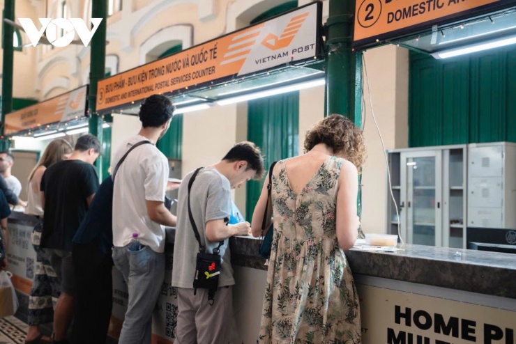 Bưu điện Trung tâm Sài Gòn hiện nay vẫn thực hiện đúng chức năng chính của Bưu điện: cung cấp đa dạng dịch vụ bưu chính, từ gửi thư, bưu phẩm, chuyển tiền, đến dịch vụ điện hoa và quà tặng. Bước vào bên trong Bưu điện, hai hàng quầy giao dịch bưu chính đặt song song, với bốn dãy bàn gỗ lớn được xếp dọc ở trung tâm, để phục vụ người dân có nhu cầu khai báo, ghi chép thư từ, bưu phẩm.