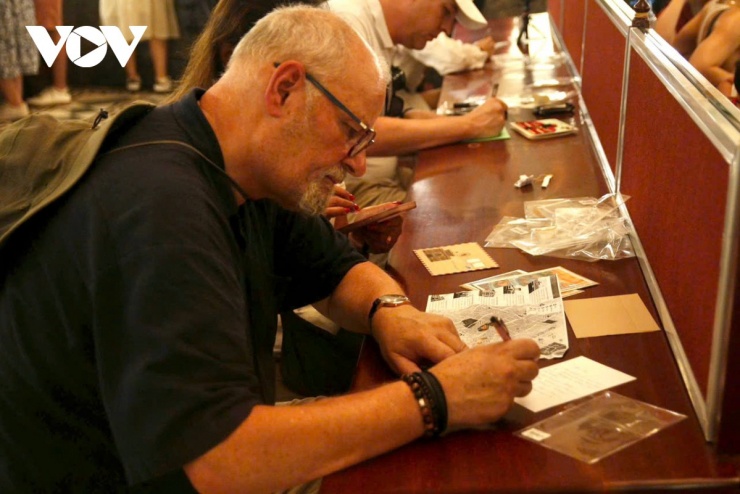 Đặc biệt, vào những ngày cận Tết, nhiều người dân và du khách tìm đến đây để viết thư tay, gửi những lời chúc đầu năm đến người thân, bạn bè ở xa. Giữa thời đại công nghệ số, dường như ta cảm thấy xao xuyến, hoài niệm hơn khi nhìn thấy lá thư tay đang được một ai đó nắn nót tô viết từng chữ, trao đi bao tình cảm đến một nơi nào đó.