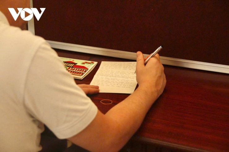 Chia sẻ với phóng viên, ông Smith và bà Femela (Australia) cho biết, đây là lần đầu tiên gia đình ông đến Việt Nam và đến Bưu điện qua lời giới thiệu của bạn bè. Ông cho biết, bưu điện để lại trong ông và vợ ông một ấn tượng sâu sắc bởi kiến trúc đặc biệt, đi cùng với bề dày văn hóa của nó. Ngoài ra, ông cùng vợ cũng thích thú trước hoạt động viết thư tại chỗ. “Chúng tôi đã mua tem, giấy, phong thư, sau đó ngồi lại để viết thư cho người thân. Chúng tôi muốn họ biết rằng vợ chồng chúng tôi đã từng ở Bưu điện TP.HCM, cũng như gừi lời yêu thương đến họ”, bà Femela nói thêm.