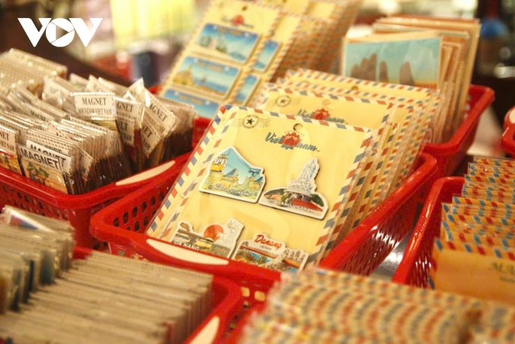 Bưu điện Trung tâm Sài Gòn không chỉ cung cấp các dịch vụ bưu chính mà còn là một địa điểm phổ biến cho khách du lịch mua những quà lưu niệm, những con tem, tấm bưu thiếp xinh đẹp, in hình Bưu điện hoặc các điểm tham quan nổi tiếng của TP.HCM; các sản phẩm đặc trưng của Việt Nam như mô hình các công trình nổi tiếng, áo thun, nón lá, bút, các mặt hàng thủ công truyền thống.