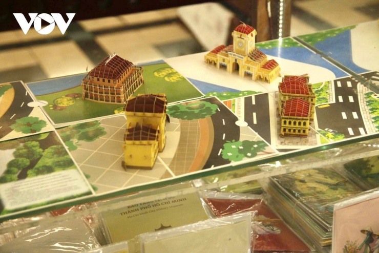 Một số gian hàng quà lưu niệm thủ công, postcard cũng được đặt ở trong Bưu điện như của hàng Ngoc Tuyet Postcard, Vietnam Handmade Souvenir,... Điều này tạo ra cơ hội tiếp xúc với đa dạng khách hàng và thu hút sự chú ý, tạo động lực cho các nhà sản xuất và nghệ nhân địa phương.