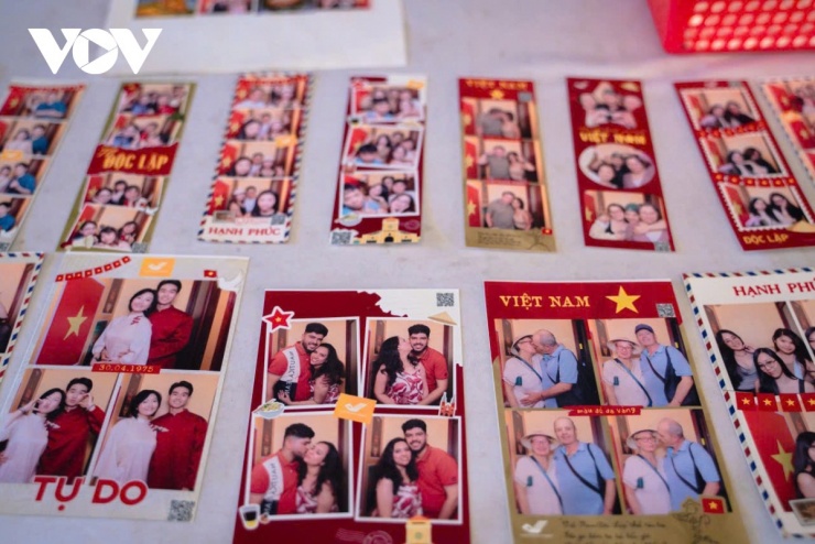 Buồng photobooth được thiết kế mang đậm tinh thần Việt với tông vàng chủ đạo và họa tiết bưu chính. Những phụ kiện như nón lá, khăn rằn hay cờ đỏ sao vàng khiến trải nghiệm chụp ảnh trở nên gần gũi hơn. Xu hướng chụp photobooth vốn quen thuộc nay được làm mới trong không gian di sản. Sự giao thoa giữa kiến trúc trăm năm và công nghệ hiện đại mang lại trải nghiệm độc đáo cho du khách.