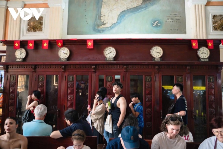 Với kiến trúc đẹp mắt cùng không gian rộng rãi, Bưu điện Trung tâm Sài Gòn là một địa điểm lý tưởng để tham quan và chụp ảnh. Du khách có thể dễ dàng bắt gặp những góc chụp đẹp từ sảnh chính, mái vòm, cho đến các chi tiết nhỏ như hòm thư và bốt điện thoại cổ. Bưu điện cũng có nhiều khu vực ngồi nghỉ ngơi thư giãn, nơi du khách có thể tạm dừng chân và thưởng thức không gian yên bình giữa lòng thành phố.