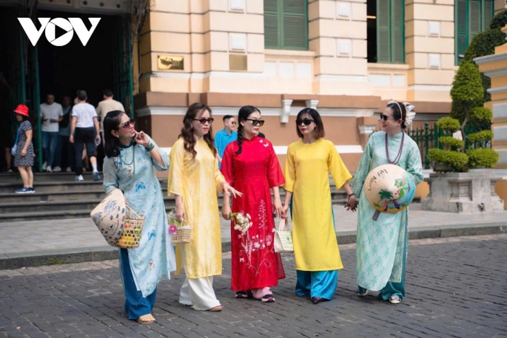 Những tà áo dài đủ sắc màu xuất hiện dày đặc hơn khi Tết cận kề. Người đến chụp ảnh không phân biệt tuổi tác, từ nhóm bạn trẻ đến các gia đình nhiều thế hệ. Bưu điện vì thế trở thành không gian kết nối ký ức chung của nhiều người.