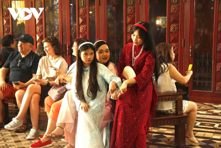 Chị Ngọc Trâm (phường Diên Hồng, TP.HCM) cho biết, đây là năm đầu tiên chị chụp ảnh áo dài tại đây. “Áo dài là bộ trang phục truyền thống thân thuộc nên mình cũng muốn đến nơi nào đó có không gian cổ điển để chụp ảnh lưu niệm. Đối với mình, Bưu điện trung tâm là nơi vô cùng lý tưởng để có thể chụp ảnh, đồng thời cũng có thể dành thời gian tham quan, tìm hiểu về kiến trúc và văn hóa”, chị Trâm nói.