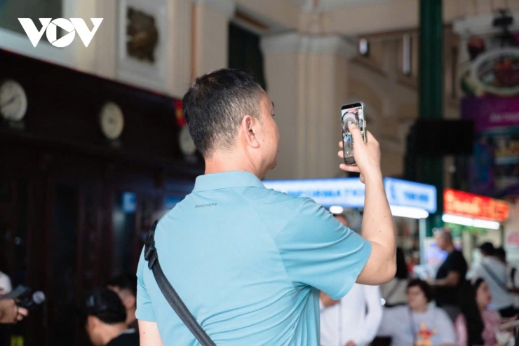 Sự kết hợp hài hòa giữa kiến trúc lịch sử, dịch vụ bưu chính truyền thống và những xu hướng hiện đại đã tạo nên sức sống riêng cho Bưu điện Trung tâm Sài Gòn. Những ngày cận Tết, nơi đây không chỉ là điểm tham quan, mà còn là không gian lưu giữ ký ức, kết nối cảm xúc và lan tỏa không khí xuân giữa lòng thành phố.