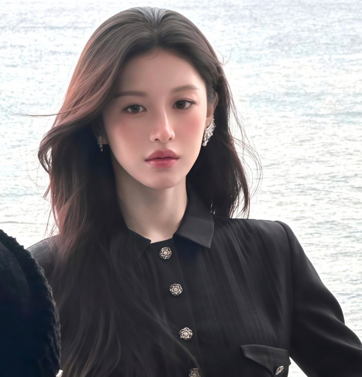 Tên tuổi Go Youn Jung bắt đầu được chú ý nhiều khi tham gia bộ phim Hoàn hồn 2. Tạo hình cổ trang của nữ diễn viên nhận được nhiều sự khen ngợi của khán giả. Đến năm 2003, với tác phẩm Moving, Go Youn Jung nhận được giải thưởng Nữ diễn viên mới xuất sắc và vươn lên trở thành ngôi sao trẻ triển vọng của màn ảnh xứ kim chi.