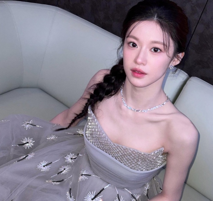 Ba năm trở lại đây, Go Youn Jung xuất hiện liên tục trong các dự án hot như Sweet Home 2, Death's Game, Light Shop... Dù đóng vai phụ hay thậm chí chỉ là khách mời, Go Youn Jung vẫn gây chú ý nhờ gương mặt đạt tỷ lệ kim cương của mình.