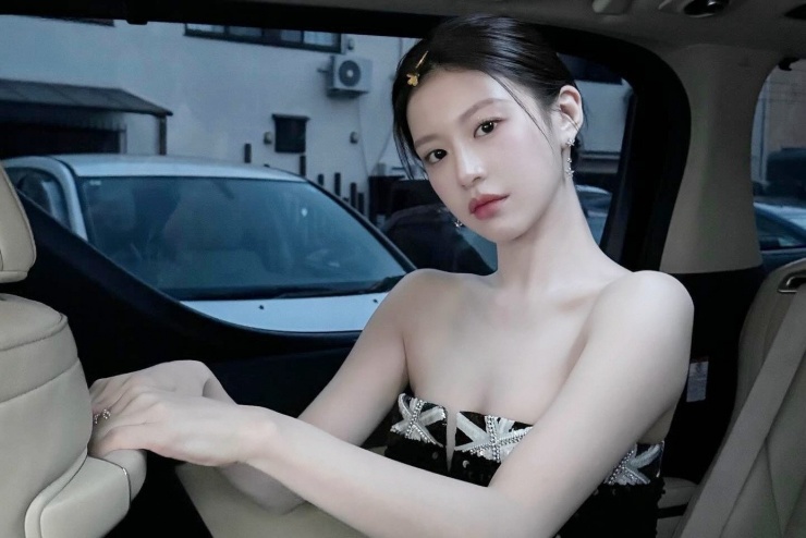 Go Youn Jung bắt đầu sự nghiệp với vai trò người mẫu quảng cáo. Cô từng tham gia chụp hình cho các thương hiệu lớn như Nike, Giorgio Armani, Ritz Crackers và SK Telecom. Go Youn Jung tham gia đóng phim từ năm 2019 trong tác phẩm He Is Psychometric. Cô cũng được thương hiệu Chanel săn đón tại các Tuần lễ thời trang lớn.