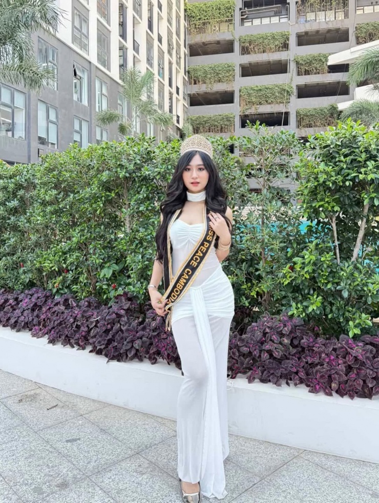 Savythi Pich Sophea được trao vương miện trước cửa nhà.