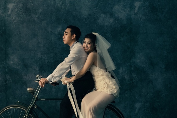 Phương Nhi và Minh Hoàng tái hiện phong cách cổ điển với áo sơ mi, quần Tây của chú rể và đầm yếm hở lưng, voan ngắn của cô dâu. Cặp uyên ương đèo nhau trên chiếc xe đạp, trong bộ ảnh cưới được hé lộ trước khi cả hai làm lễ hằng thuận vào hôm nay (22/1).