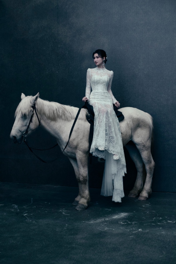 Phương Nhi khoe sắc trong mẫu váy ren trắng ôm dáng của NTK Trà Linh.