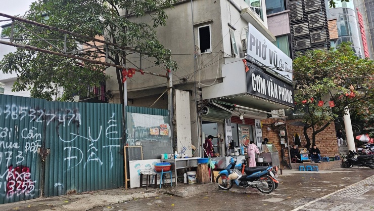 Lý do được UBND TP Hà Nội đưa ra là từ năm 2022, CTCP Kinh doanh và Đầu tư Việt Hà và CTCP Thăng Long Đông Anh đã có quyết định chấm dứt hoạt động dự án đầu tư xây dựng công trình hỗn hợp và nhà ở tại khu đất 11-13 Nguyễn Chí Thanh. Việc chấm dứt này phù hợp với quy định của Luật Đầu tư năm 2020, Nghị định số 31/2021 của Chính phủ và đã được UBND TP Hà Nội chấp thuận, chỉ đạo tại văn bản số 1800 ban hành hồi tháng 6/2022.