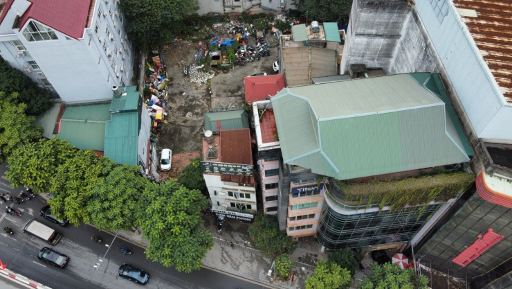 UBND TP Hà Nội vừa có quyết định thu hồi quyết định số 4126 ngày 24/8/2010 về việc cho phép chuyển mục đích sử dụng đất tại số 11-13 Nguyễn Chí Thanh, phường Giảng Võ, sang xây dựng công trình hỗn hợp và nhà ở bán. Cùng với đó, Thành phố cũng thu hồi toàn bộ các quyết định, văn bản điều chỉnh, đính chính liên quan, gồm Quyết định số 2447 ngày 31/5/2011 và văn bản số 9534/UBND-TNMT ngày 28/12/2012.