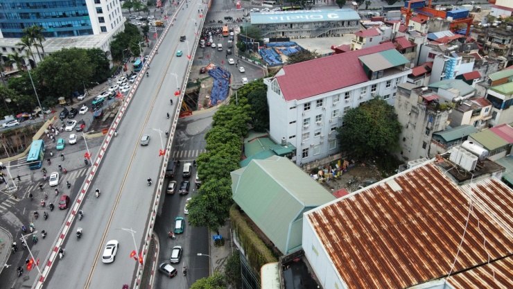 Trong tổng diện tích này, khoảng 793m2 nằm ngoài chỉ giới đường đỏ và hành lang an toàn đường sắt, được phép khai thác đến ngày 15/10/2043. Phần diện tích còn lại hơn 300m2 nằm trong chỉ giới đường đỏ, khu vực bảo vệ ga đường sắt (ga số 9) và hành lang an toàn tuyến đường sắt đô thị (tuyến số 5). UBND TP yêu cầu tuyệt đối không được xây dựng công trình mới. Trường hợp Nhà nước thu hồi đất để mở đường giao thông theo quy hoạch, doanh nghiệp phải bàn giao theo quy định. Thời hạn sử dụng đất cũng không vượt quá ngày 15/10/2043.