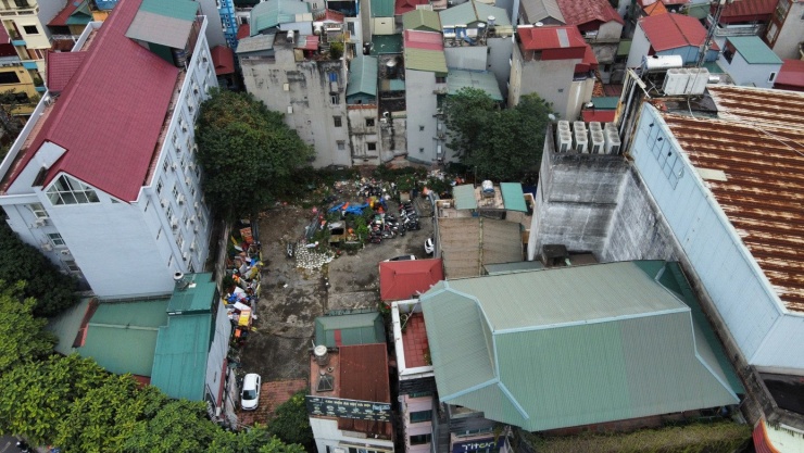 UBND TP Hà Nội yêu cầu CTCP Kinh doanh và Đầu tư Việt Hà thực hiện đầy đủ nghĩa vụ tài chính, sử dụng đất đúng mục đích và tuân thủ các quy định về xây dựng, môi trường, phòng cháy chữa cháy. Doanh nghiệp không được tự ý chuyển mục đích sử dụng đất khi chưa được UBND TP cho phép.