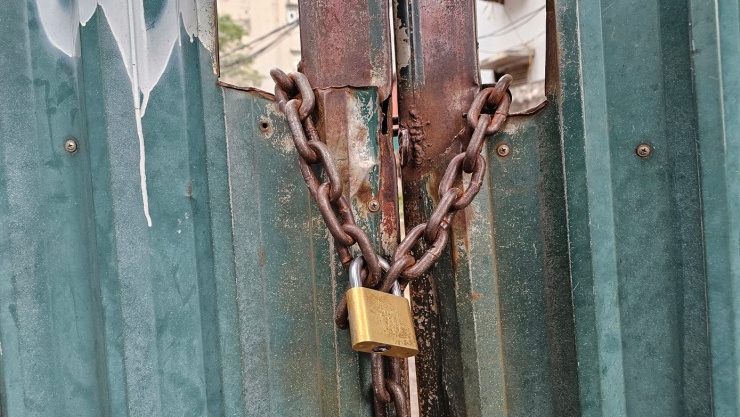 Khu đất số 11-13 Nguyễn Chí Thanh một phần đã giải phóng mặt bằng, quây tôn bỏ trống. Trong khi đó, một phần diện tích mặt tiền khu đất này đang làm quán ăn...