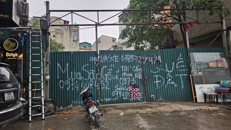 Như vậy, quyết định mới nhất của UBND TP Hà Nội được xem là bước hoàn tất thủ tục pháp lý cuối cùng, chính thức “khai tử” dự án tổ hợp công trình hỗn hợp và nhà ở tại khu đất 11-13 Nguyễn Chí Thanh – dự án đã được chuyển mục đích sử dụng đất từ năm 2010 nhưng suốt hơn một thập kỷ vẫn chỉ tồn tại trên giấy.