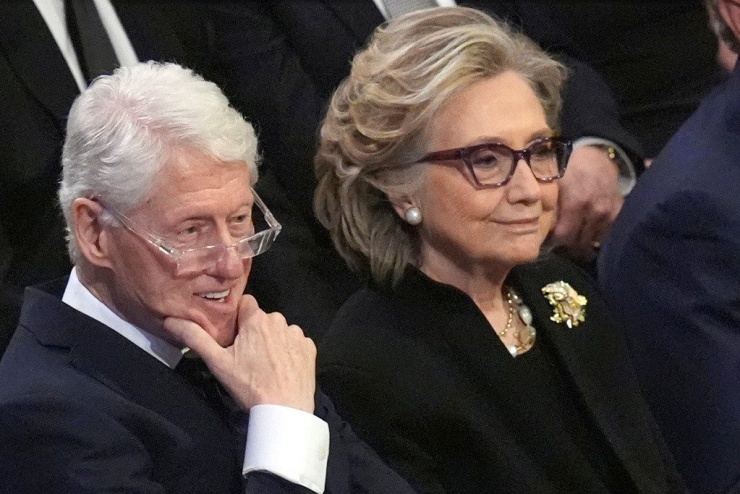 Vợ chồng cựu Tổng thống Bill Clinton. (Ảnh: AP)