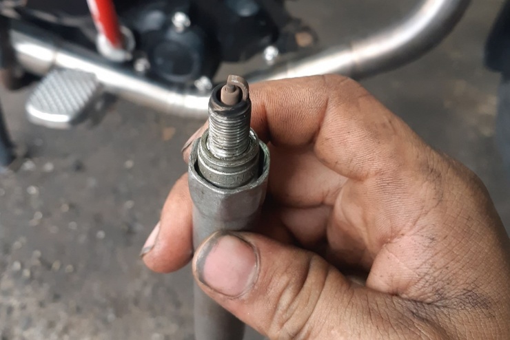 Bugi xuống cấp là một trong những nguyên nhân khiến xe máy khó nổ. Ảnh: Truemotocare