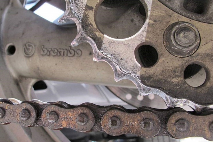 Nhông xích là bộ phận chịu lực trực tiếp và rất dễ hao mòn nếu thiếu chăm sóc. Ảnh: Dầu nhớt Huỳnh Châu