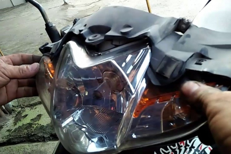 Điện áp không ổn định do cục sạc bị hỏng khiến bóng đèn xe máy dễ bị cháy. Ảnh: Đình Nguyễn