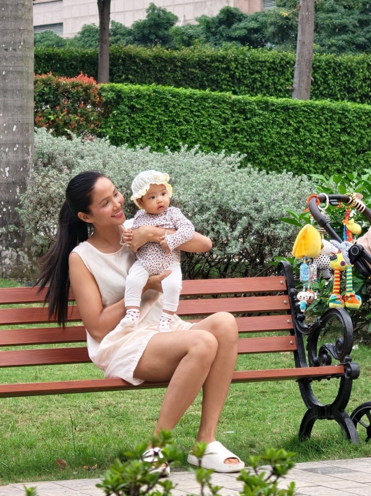 Ảnh sao 22/1: Midu và chồng đại gia nhìn nhau đắm đuối - 1