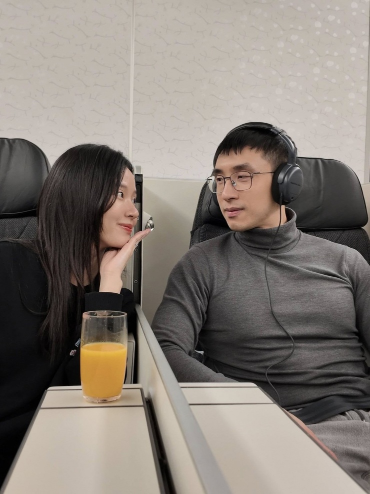 Ảnh sao 22/1: Midu và chồng đại gia nhìn nhau đắm đuối - 2