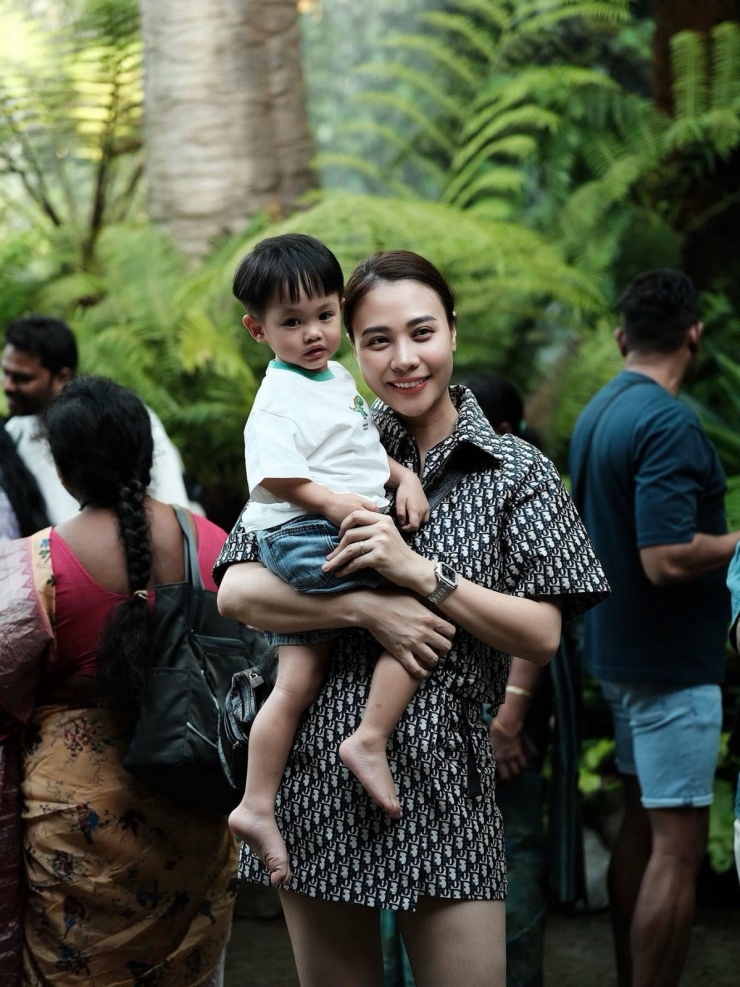 Ảnh sao 22/1: Midu và chồng đại gia nhìn nhau đắm đuối - 3