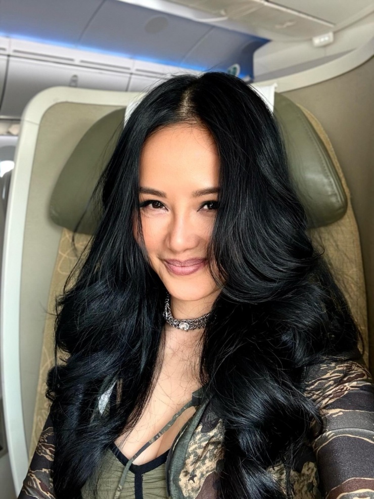 Ảnh sao 22/1: Midu và chồng đại gia nhìn nhau đắm đuối - 4