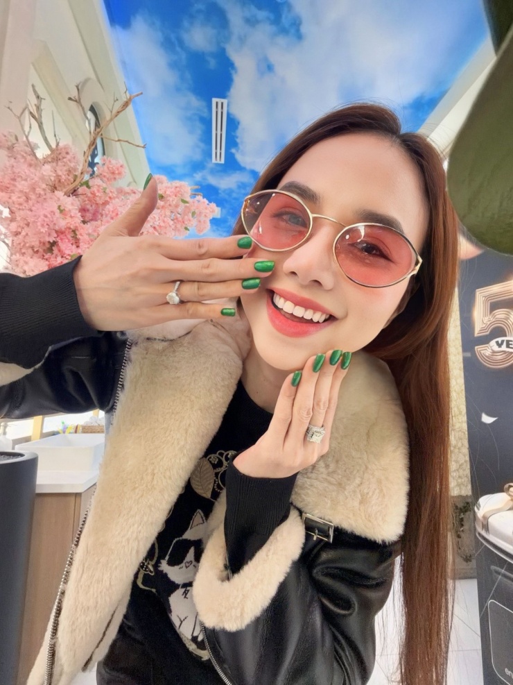 Ảnh sao 22/1: Midu và chồng đại gia nhìn nhau đắm đuối - 8