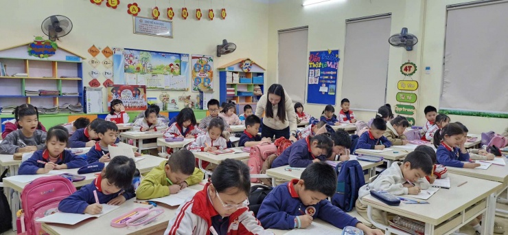 Học sinh Trường&nbsp;Tiểu học Trần Nhân Tông được giữ ấm trong lớp. Ảnh: NVCC