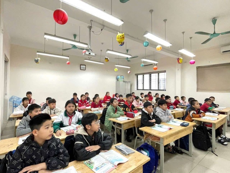 Học sinh Trường Tiểu học Dương Xá được bật điều hòa ấm trong lớp. Ảnh: NVCC