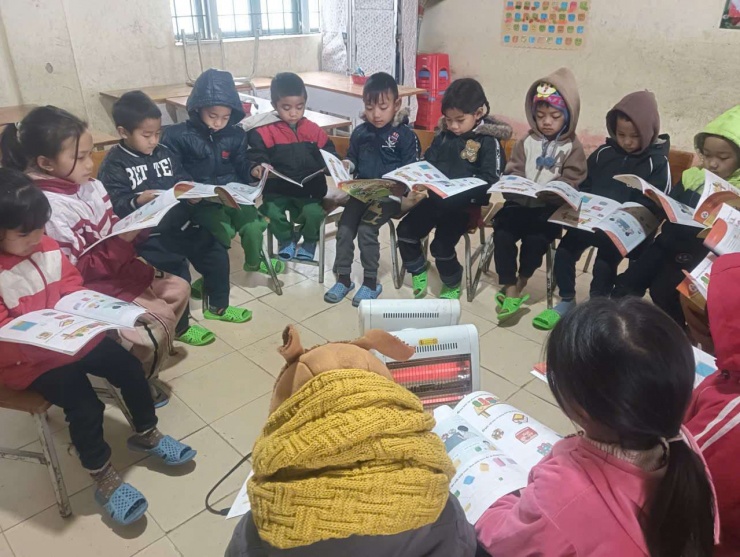 Điểm trường Sín Chải bật sưởi cho học sinh học bài sáng nay. Ảnh: NVCC