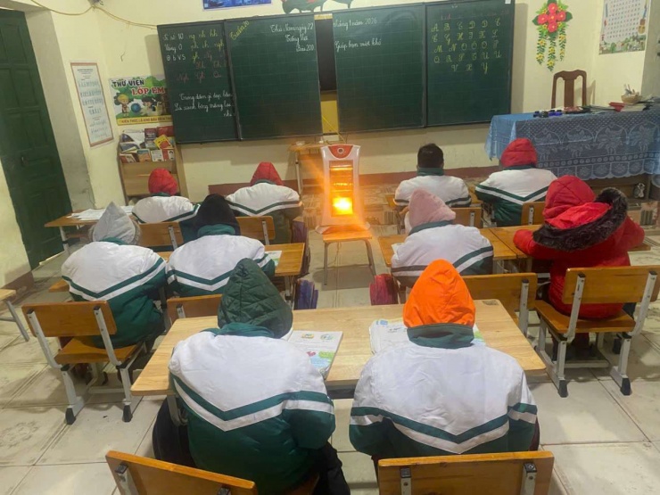 Điểm trường Lao Chải cũng như điểm trường khác đều bật sưởi cho học sinh trong lớp. Ảnh: NVCC