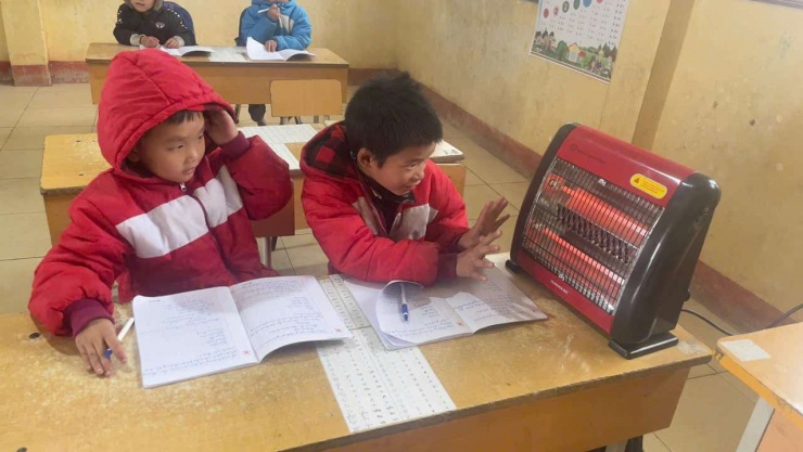 Học sinh điểm trường Sim San đi học thích hơn ở nhà. Ảnh: NVCC