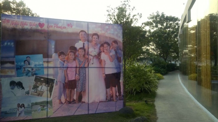 Bức ảnh chụp cùng những em bé ở Nha Trang được anh chị Nghĩa Liên in khổ lớn và dựng ở tiệc cưới. Ảnh: NVCC