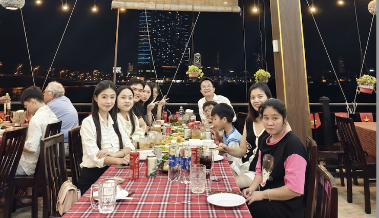 Bữa tiệc hội ngộ sau 12 năm giữa gia đình anh Nghĩa và những em bé trong bức ảnh cưới. Ảnh: NVCC